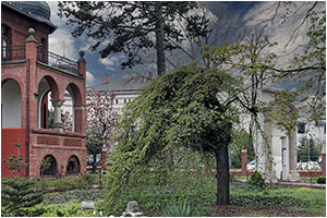 Otwarcie parku lapidarium przy Muzeum Miejskim Dzierżoniowa, w którym zaprezentowane zostały zrewaloryzowane barokowe portale - 27.04.2022.