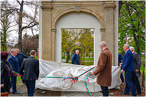 Otwarcie parku lapidarium przy Muzeum Miejskim Dzierżoniowa, w którym zaprezentowane zostały zrewaloryzowane barokowe portale - 27.04.2022.